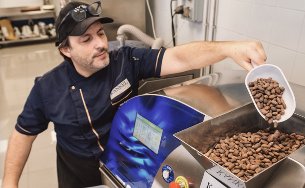 Imagen principal - (arriba) El pastelero Juan Ángel Rodrigálvarez elaborando chocolate. 