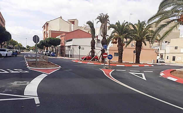 Imagen principal - La nueva rotonda acabada. 