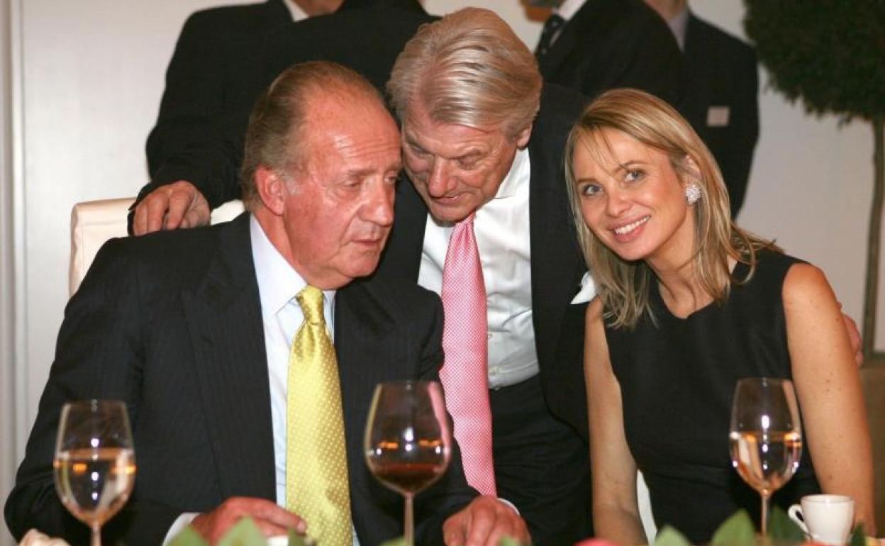 Don Juan Carlos y Corinna Larsen en una foto de archivo cenando juntos durante un acto en el pasado.