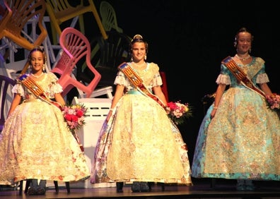 Imagen secundaria 1 - Noa Dacosta con su padre y el presidente de la JLF, la corte de honor y la exaltadora. 