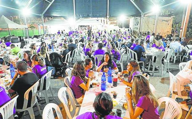 Falleros del Barrio Beteró, en una cena.