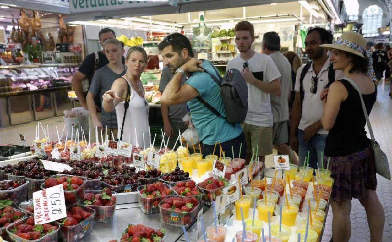 Imagen de un puesto de fruta en el Mercado Central de Valencia. 