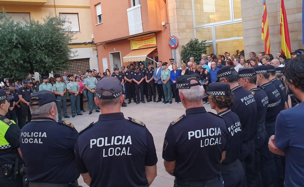 Policía Local, Guardia Civil y autoridades con la familia de Juan Manuel en los cinco minutos de silencio. 