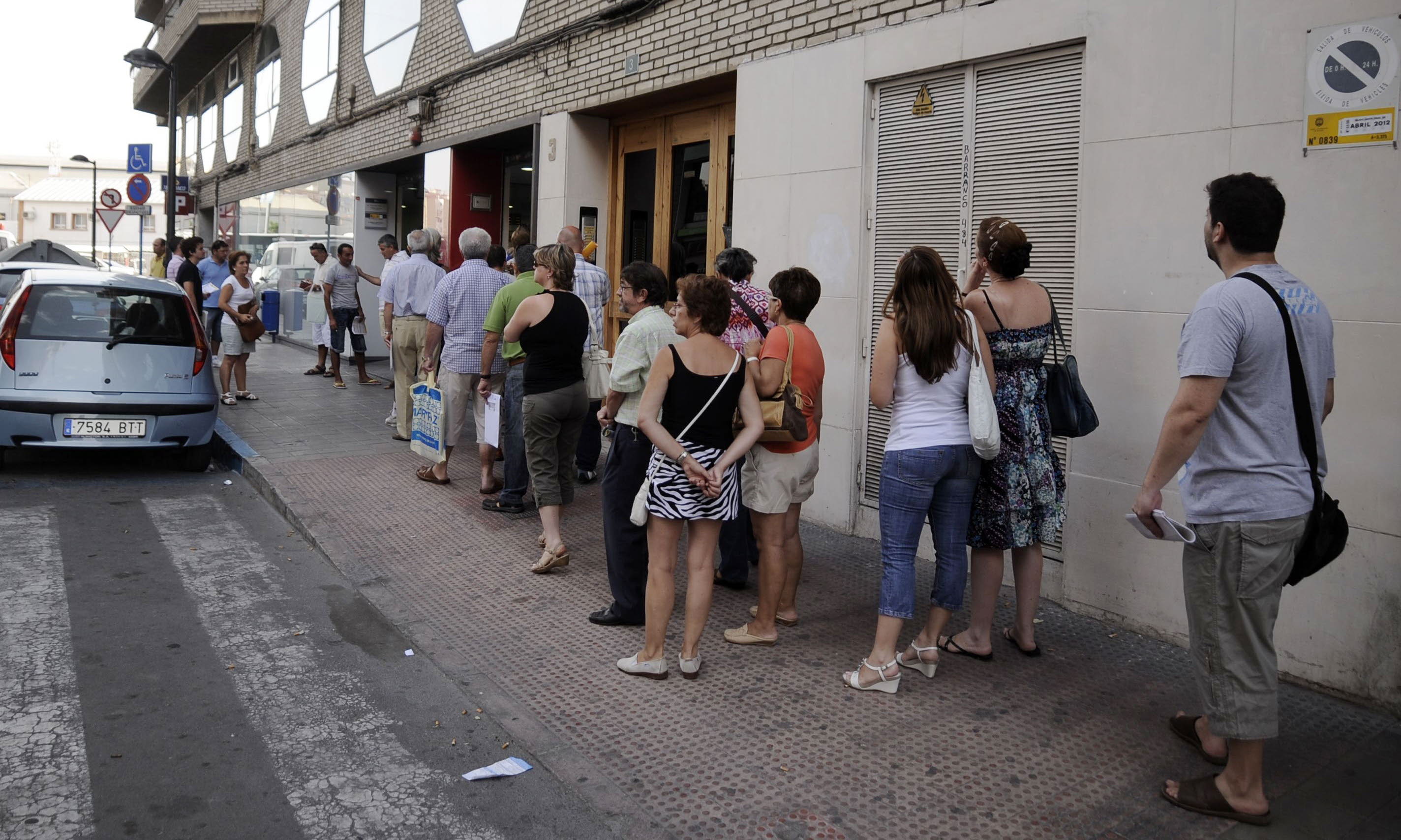 Colas en la oficina de empleo de Isabel la Católica.