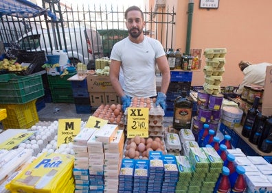 Imagen secundaria 1 - Arriba, clientas paseando por el mercado de Benifaió. Abajo a la izquierda, Juan en su puesto de alimentación, a la izquierda, Vicente en su parada de cuchillos. 