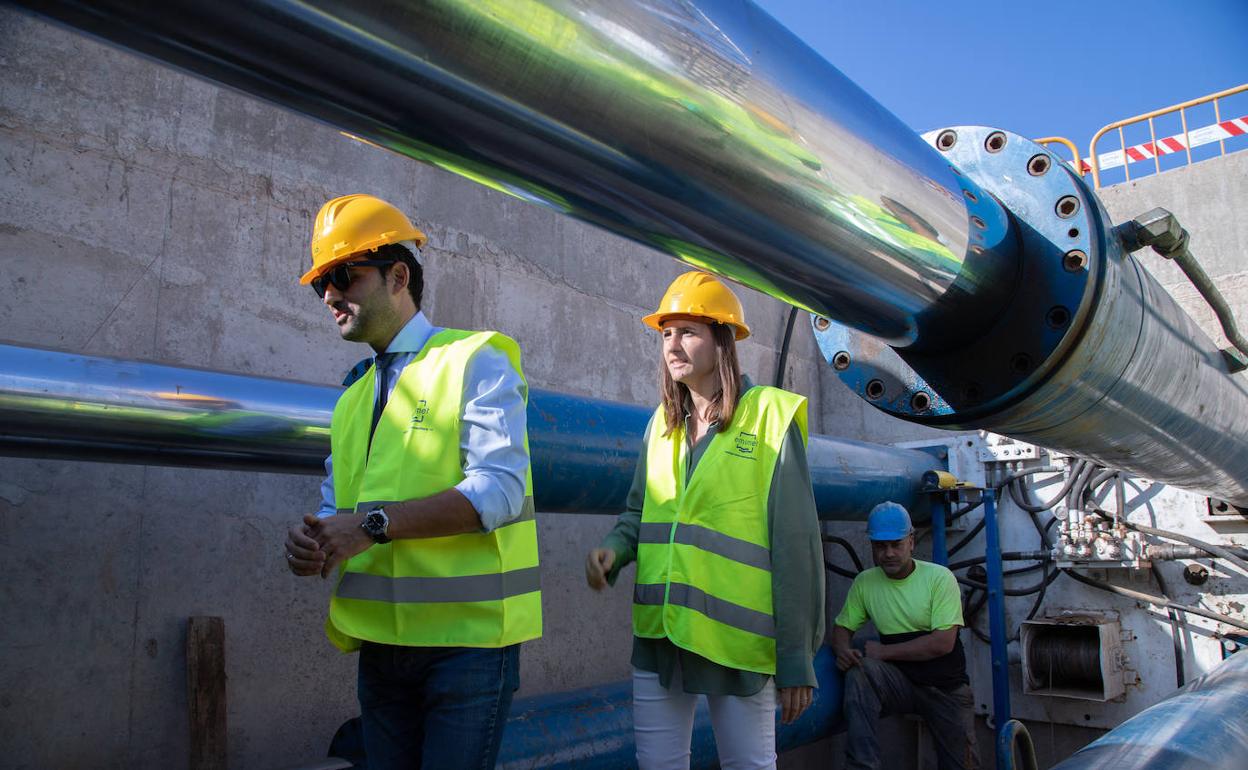 La presidenta de la entidad, Elisa Valía, visita las obras con el alcalde de Paterna, Juan Antonio Sagredo. 