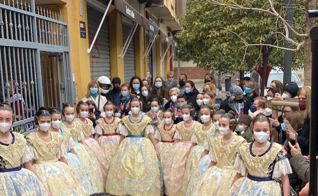 Nerea López (FMIV 2022) con sus compañeras de la corte. 