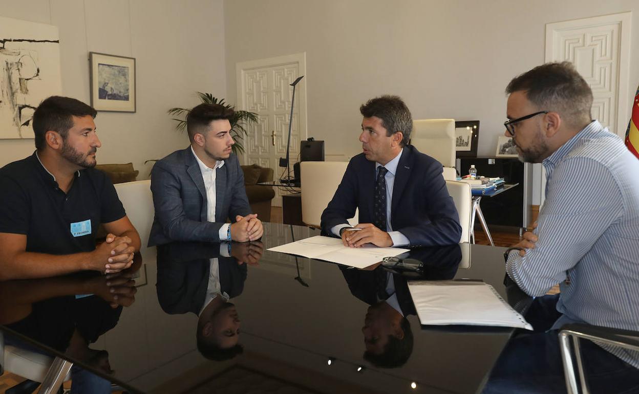 Carlos Mazón con los representantes de la Federación de Peñas Taurinas Bous al Carrer de la Comunitat Valenciana. 