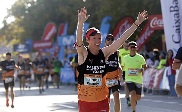 Uno de los miles de corredores extranjeros, los italianos son los más numerosos, que corren en Valencia. 