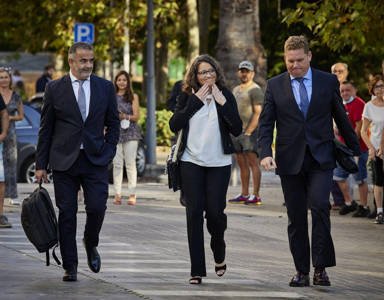 Oltra, el pasado lunes, acompañada de uno de sus letrados. i. arlandis