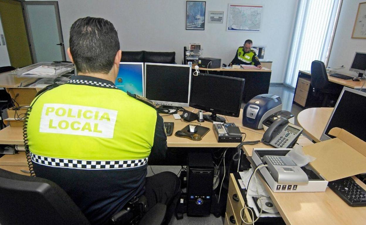 Las dos presuntas autoras del robo fueron trasladadas a las dependencias policiales. 