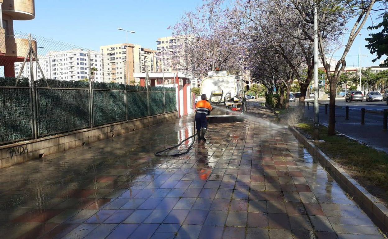 Un operario de limpieza en Alicante. 