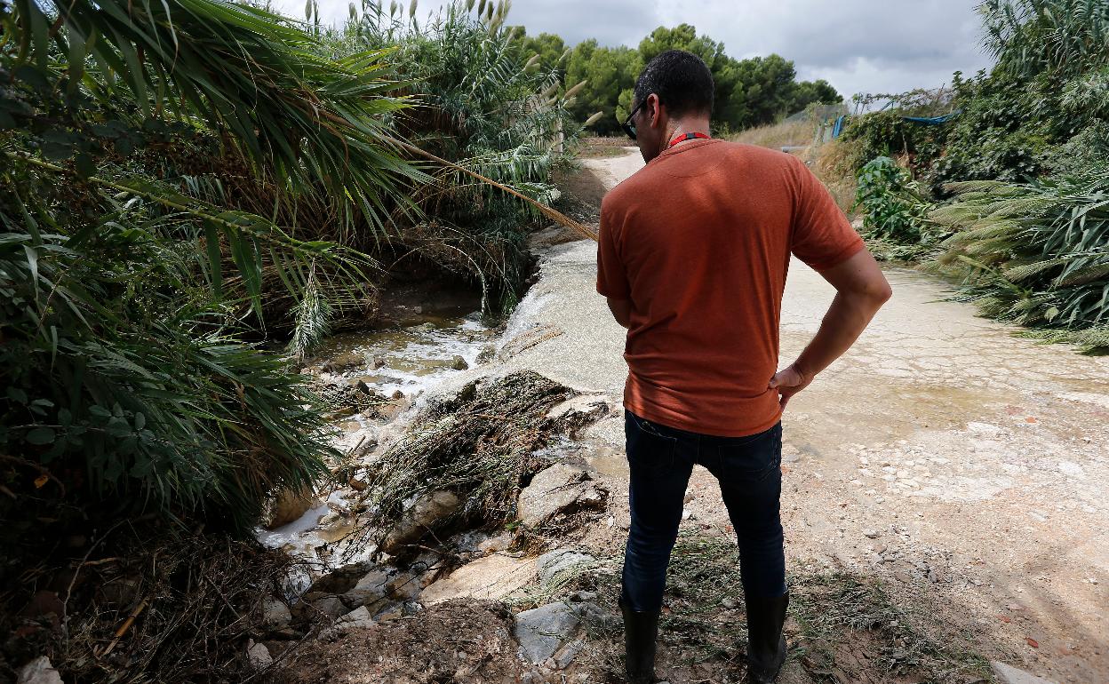 Un hombre observa la riada tras la recientes lluvias en Benissa que costó la vida a un policía local de Calpe. 