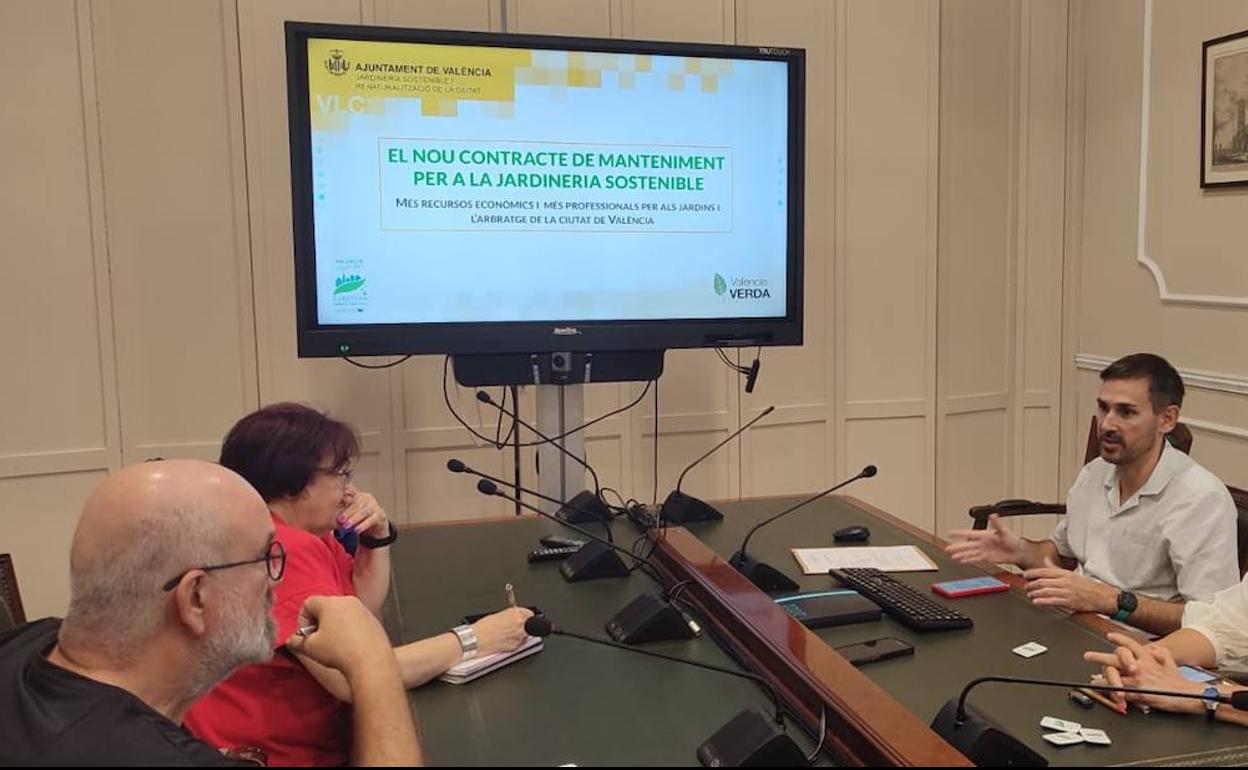 El vicealcalde Campillo (d) explica los detalles de las nuevas contratas. 