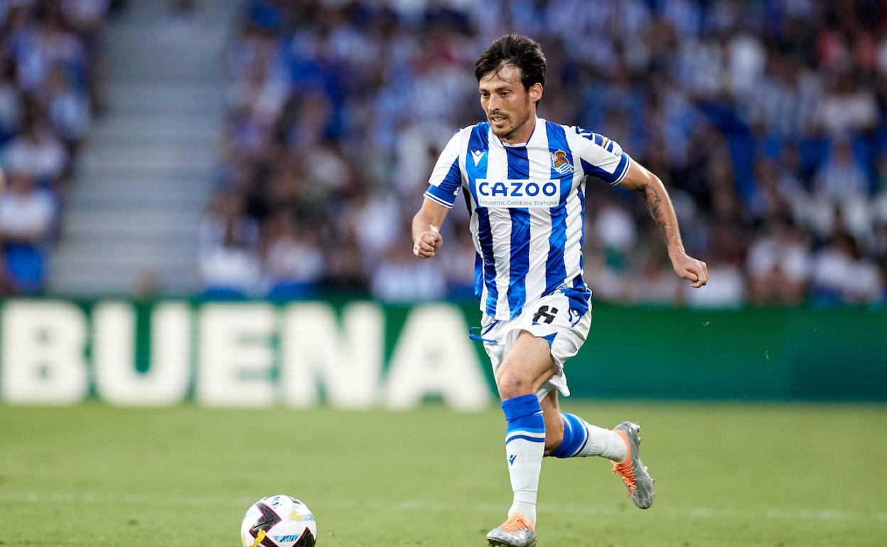 David Silva conduce el balón durante el partido entre la Real Sociedad y el Espanyol.