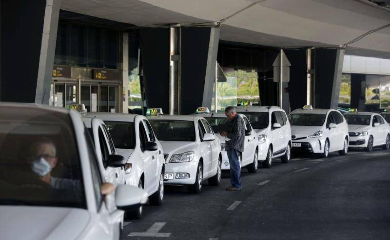 Taxis en el aeropuerto de Valencia. 