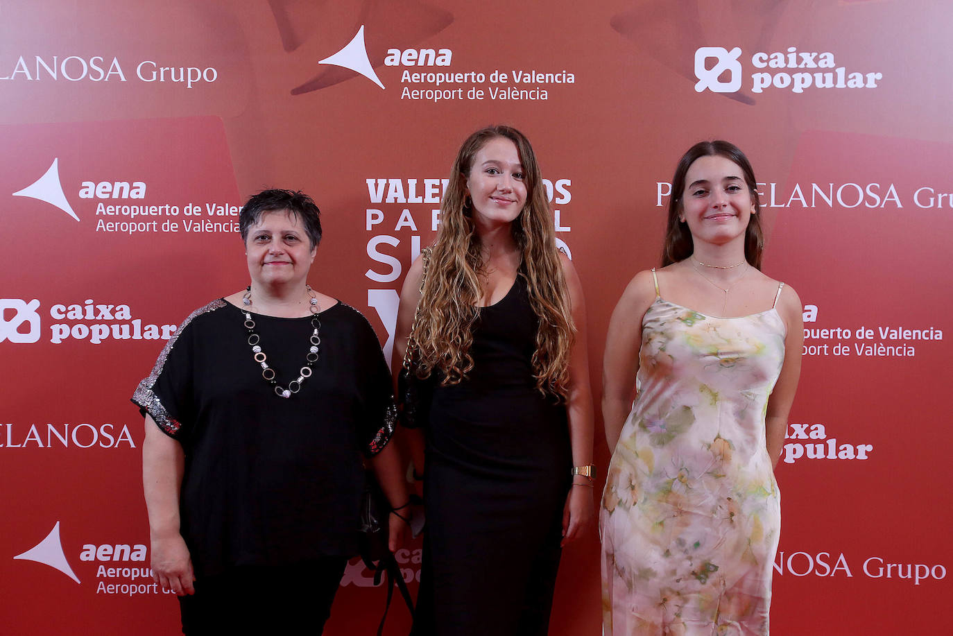 María José Pou, columnista de LAS PROVINCIAS, junto a las estudiantes de la Universidad CEU Cardenal Herrera Ana Muñoz y Maite Vázquez.