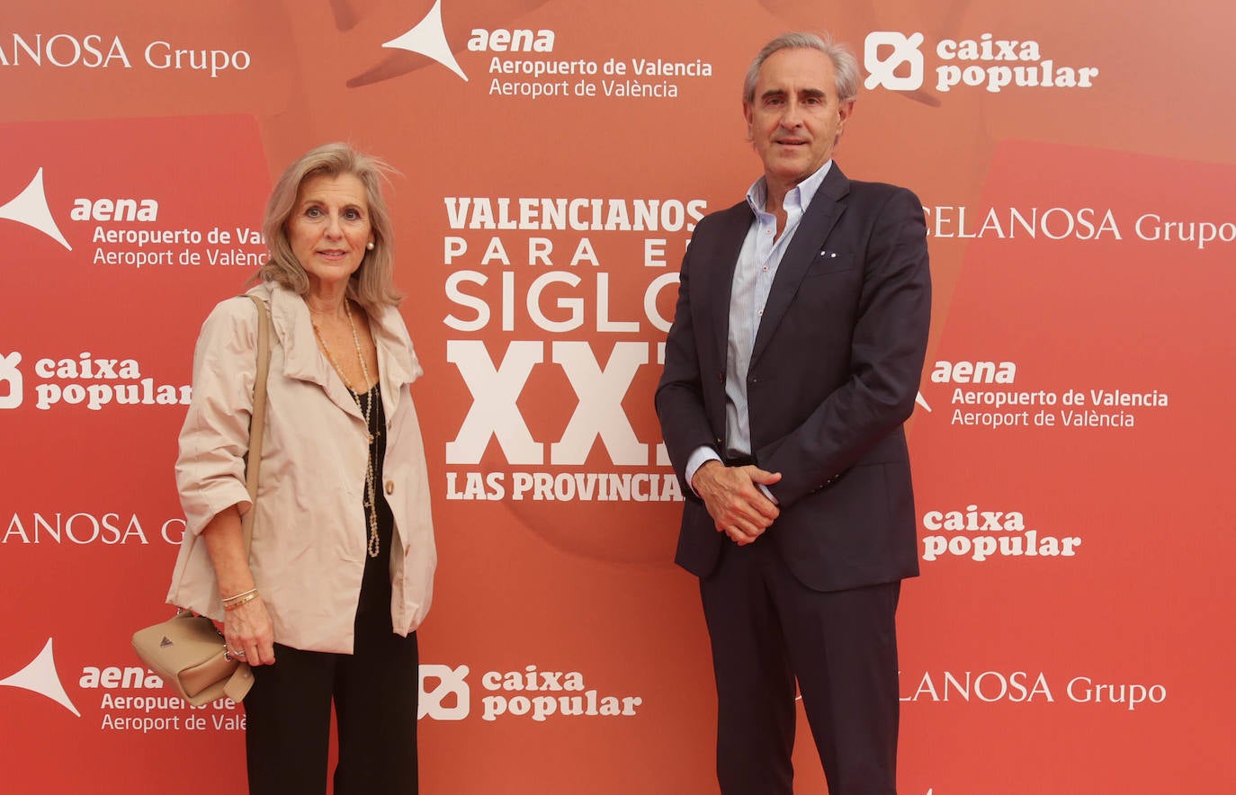 El exciclista y presidente del Club Deportivo Podium, Javier Castellar, posa junto a su esposa, María Barres.