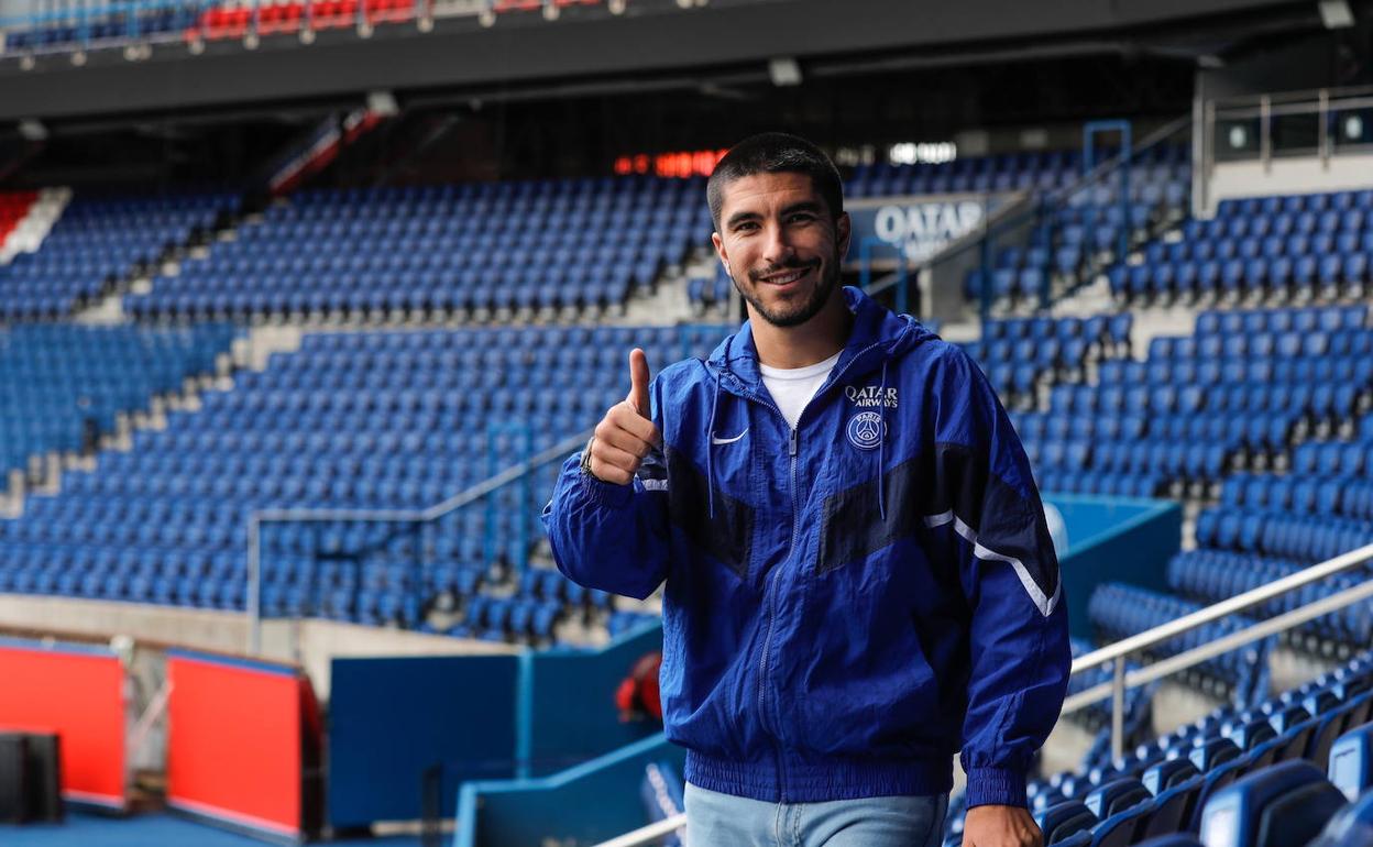 Carlos Soler posa como jugador del PSG. 