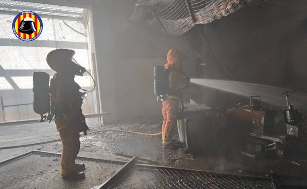 Imagen principal - El trabajo de extinción de los bomberos. 