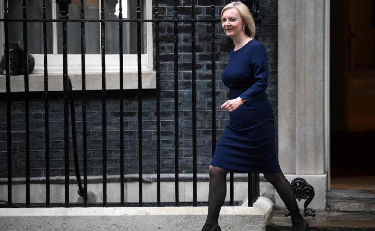 Lizz Truss sale del 10 de Downing Street momentos antes de presentar su plan económico. 