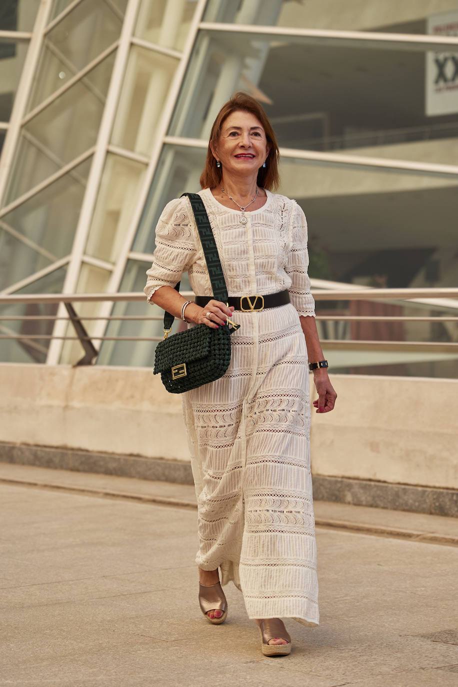 María Dolores Enguix lleva un vestido blanco comprado en Marbella, bolso de Fendi y cinturón de Valentino con sandalias.