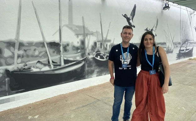 El alcalde Jesús Monzó y la pintora Luisa Penella, junto a la obra. 