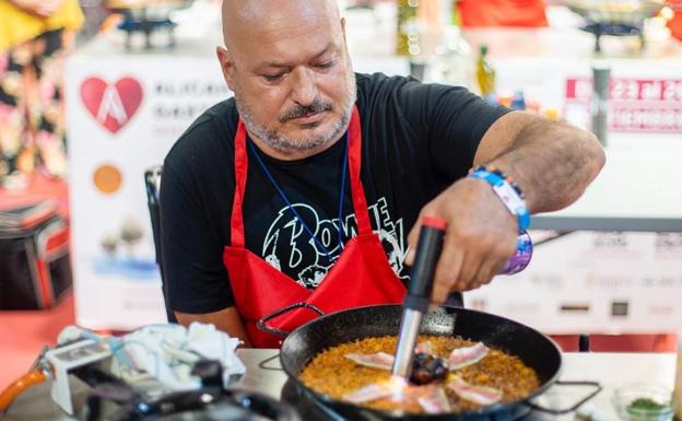 Antonio De Diego prepara su arroz. 