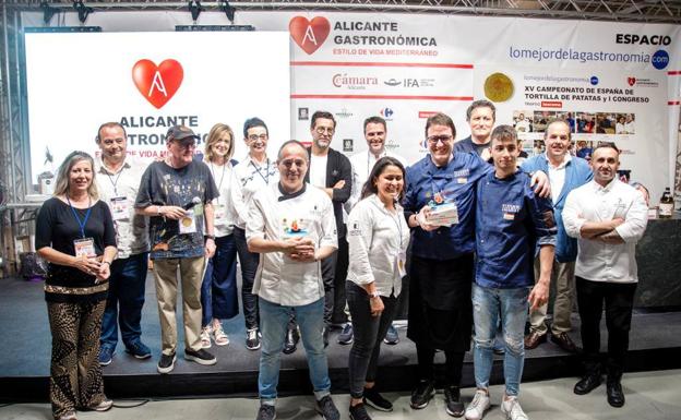 Los ganadores del concurso posan con el trofeo. 