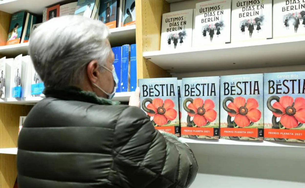 Ejemplares de La Bestia en una librería. 