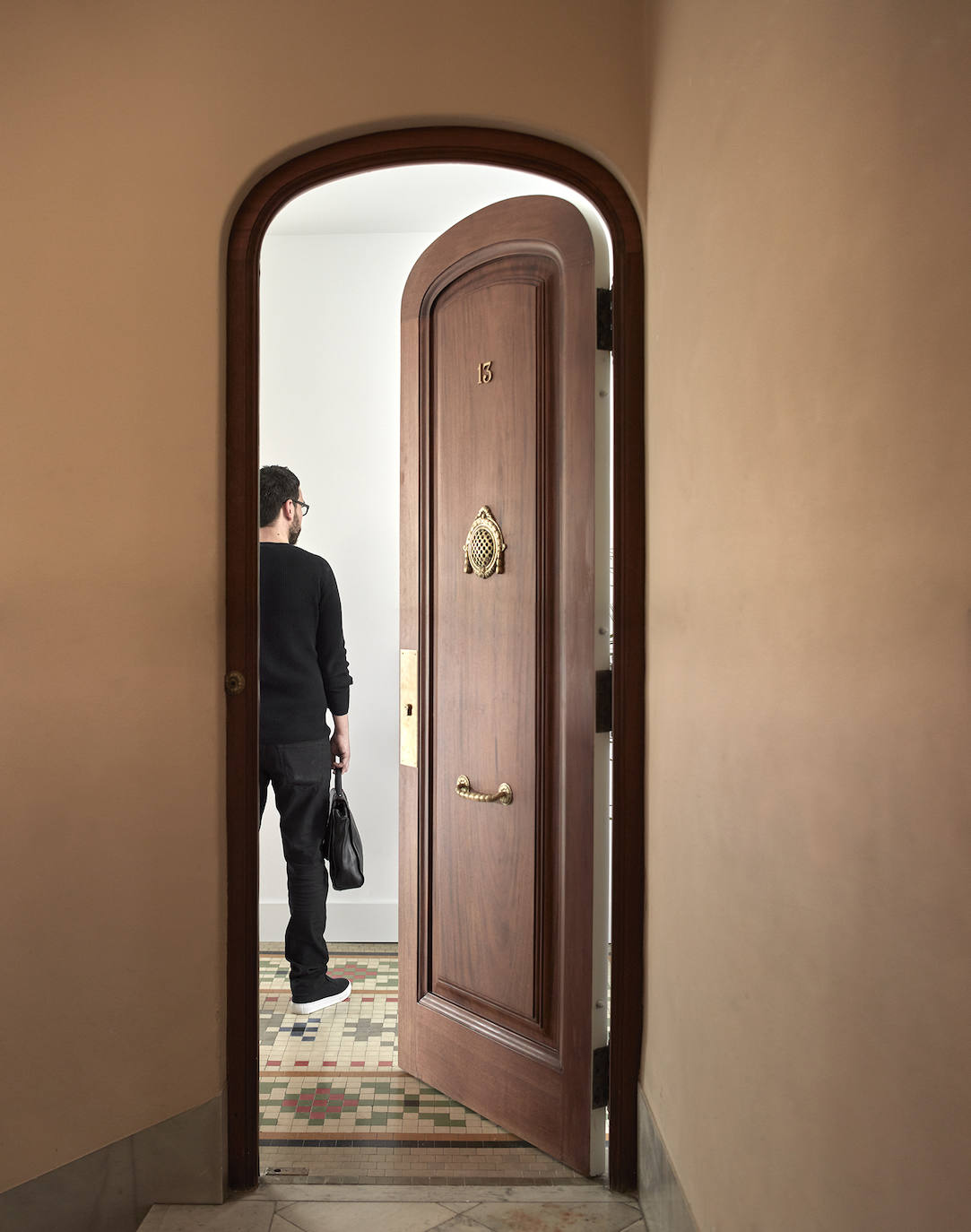 Daniel González, a la puerta de entrada de la vivienda.