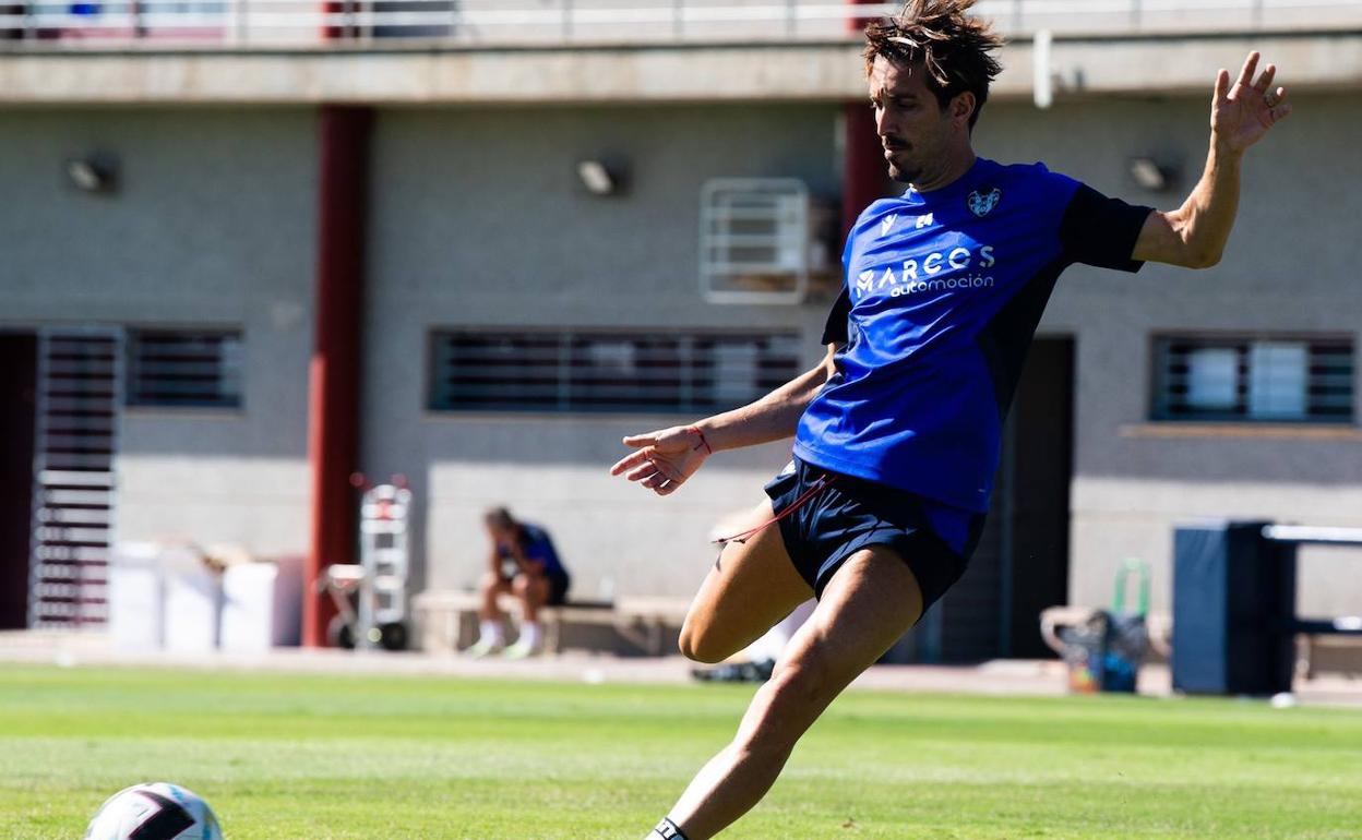 José Campaña golpea el balón durante un entrenamiento en Buñol.