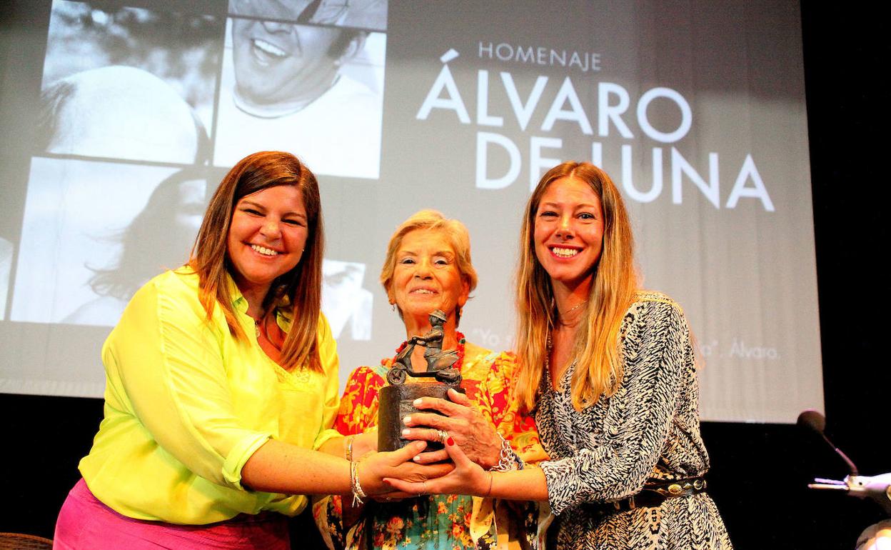 Carmen Barajas,  compañera de Álvaro de Luna, y sus dos hijas con la escultura que recuerda al actor. 