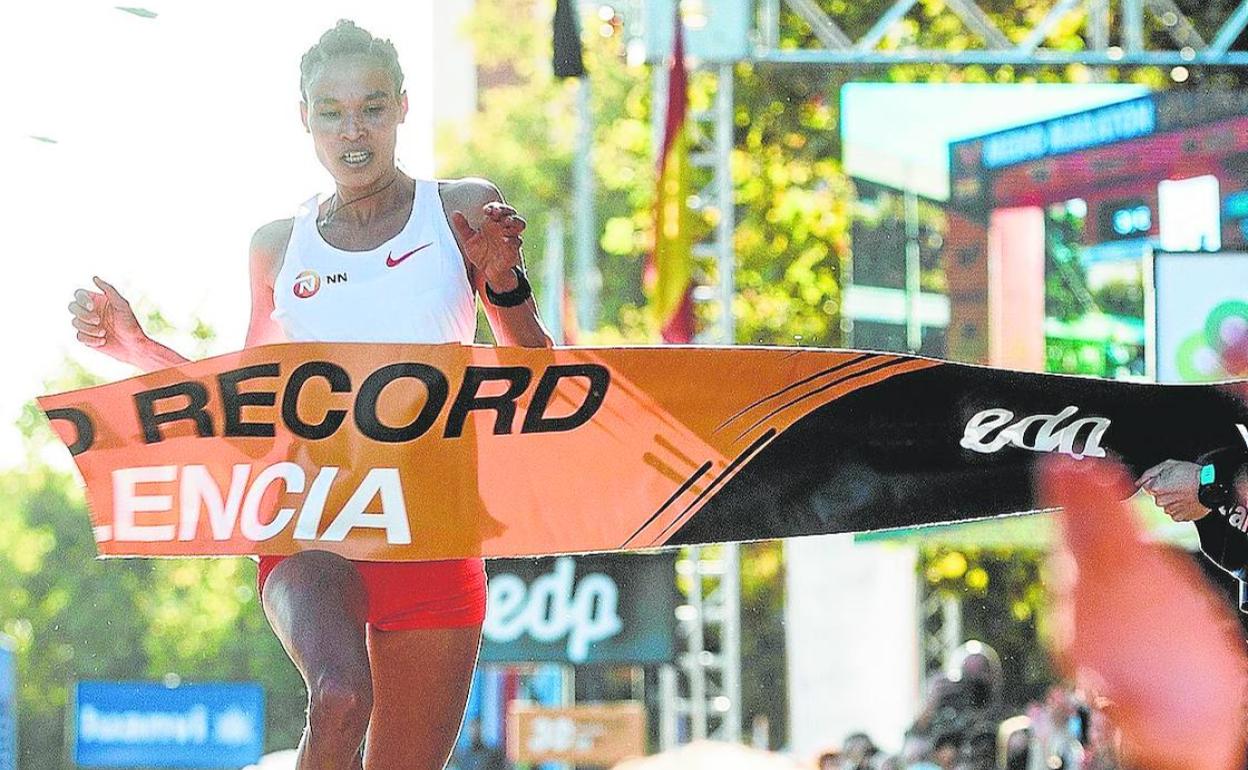 Letesenbet Gidey cruza la meta en el pasado medio maratón de Valencia.