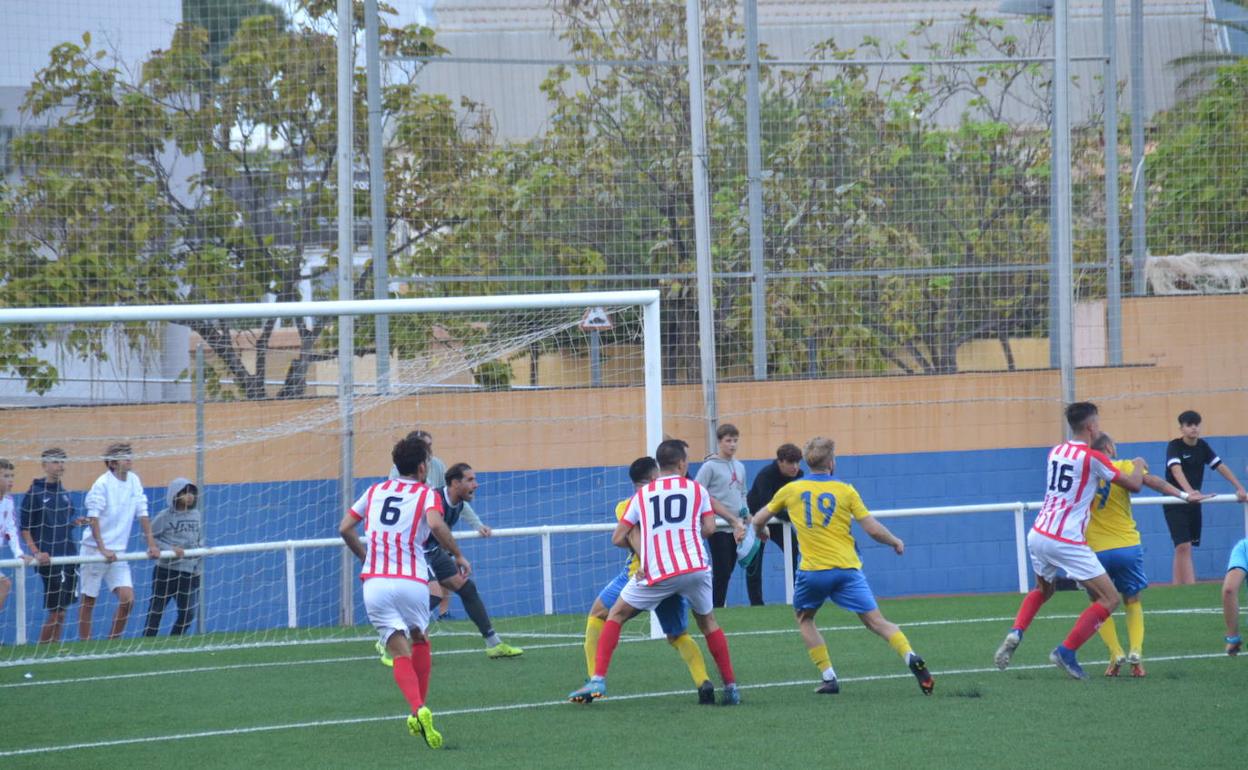 La jugada del tanto del Dénia ante el Jávea. 