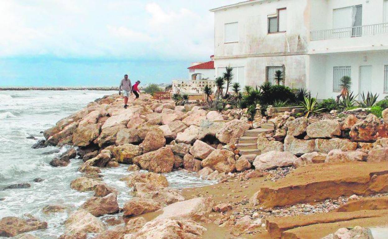 La playa de Les Deveses, en Dénia, tras el temporal. 