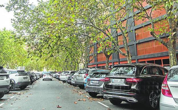 Imagen principal - Arriba, calle Luis Casanova, abajo, las plazas Vicente Iborra y Antonio Fuertes. 
