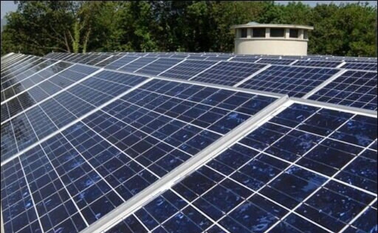 Placas solares sobre un edificio de Ontinyent. 