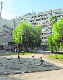 Imagen secundaria 2 - Arriba, plaza Valencia CF, abajo, calle Arquitecto Almenar y plaza José Andrés 'El Roget'.