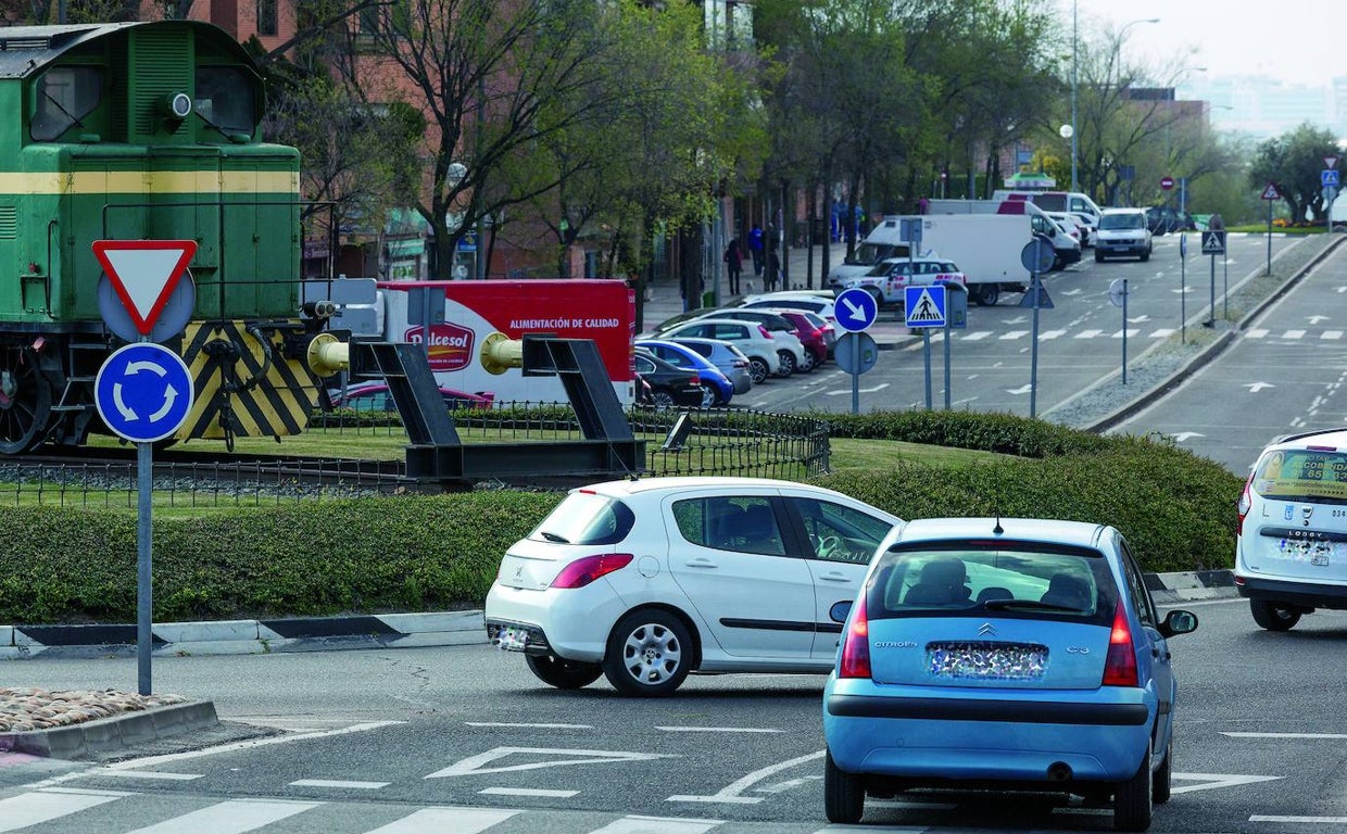 Se descuentan 6 puntos del carné por conducir con el teléfono en la mano