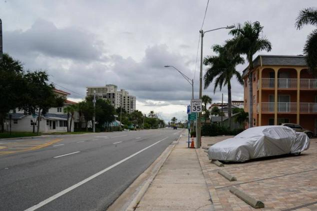 Los habitantes de Florida se preparan para la llegada del ciclón. En la imagen, un coche cubierto con un protector en la ciudad de San Petersburgo, en la península.
