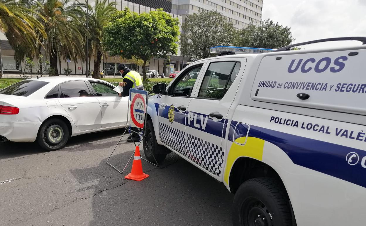 Un control de la Unidad de Convivencia y Seguridad (UCOS) de la Policía Local. 