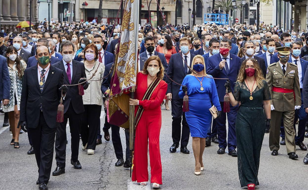 La actual delegada del Gobierno, Pilar Bernabé, en la procesión cívica del pasado año. 