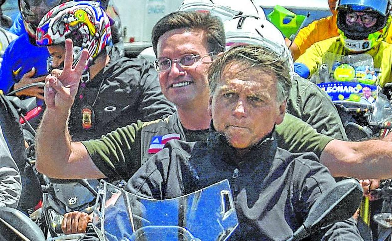 Bolsonaro conduce una moto durante un acto de campaña. 