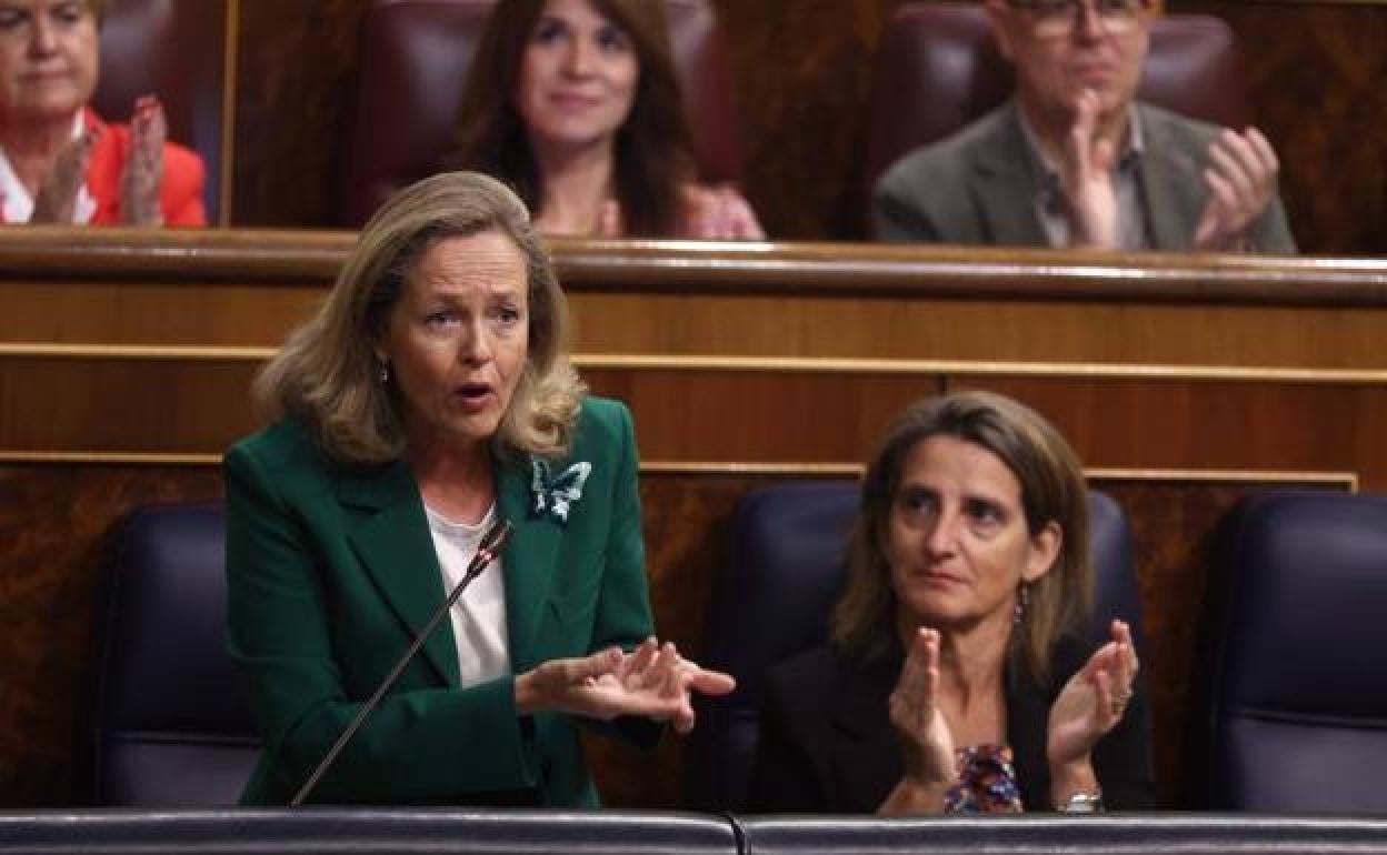 Las vicepresidentas Calviño y Ribera, en el pleno del Congreso este miércoles. 