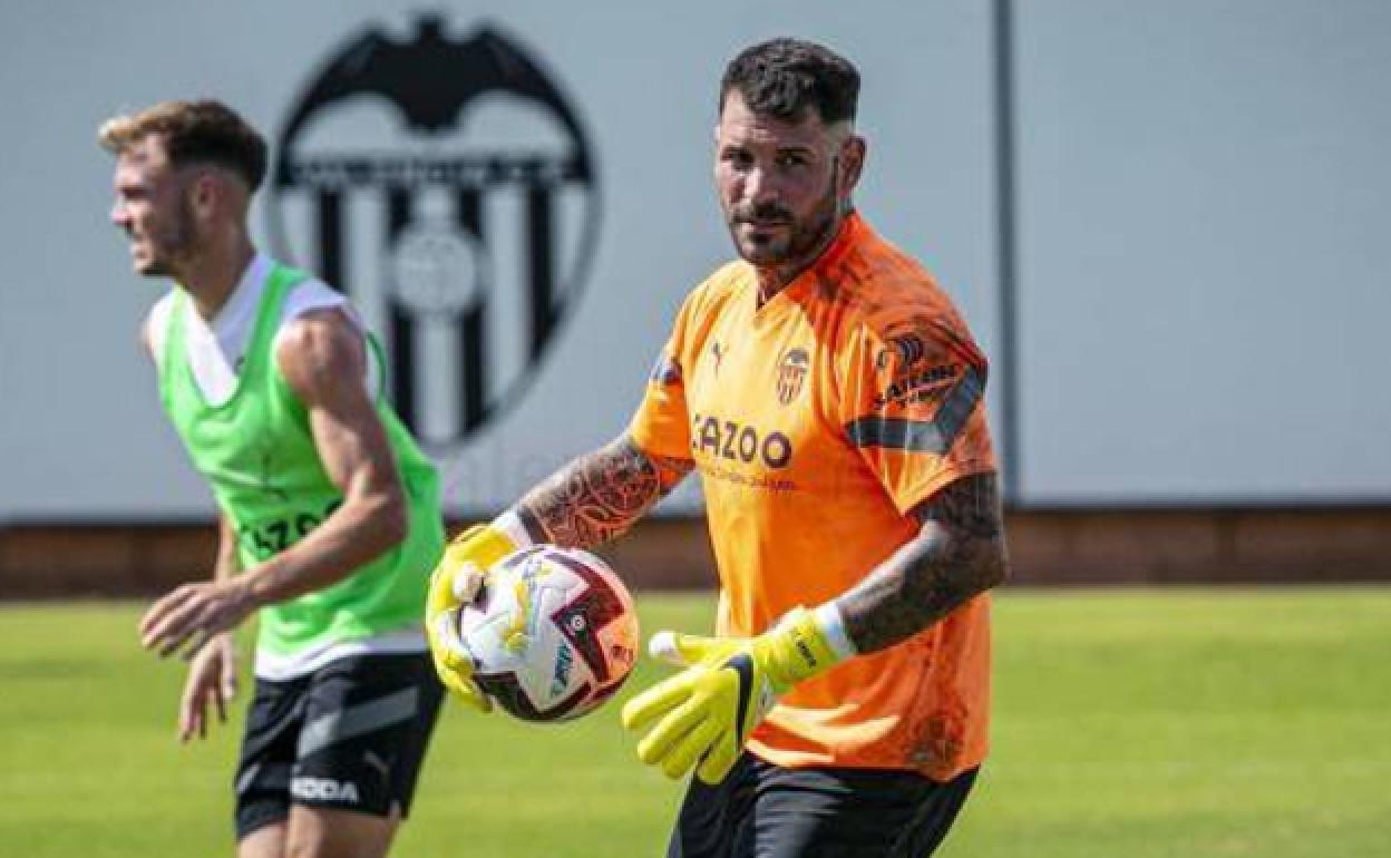 Herrerín, en un entrenamiento con el Valencia. 