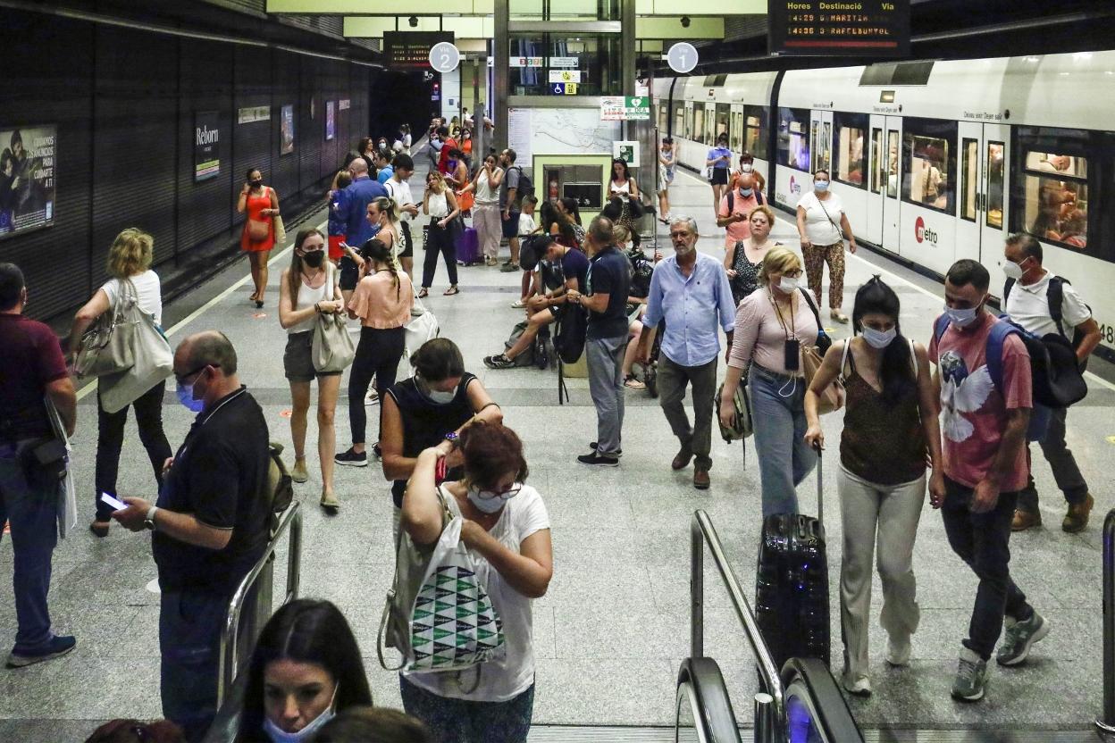 Viajeros en una estación de metro. irene marsilla
