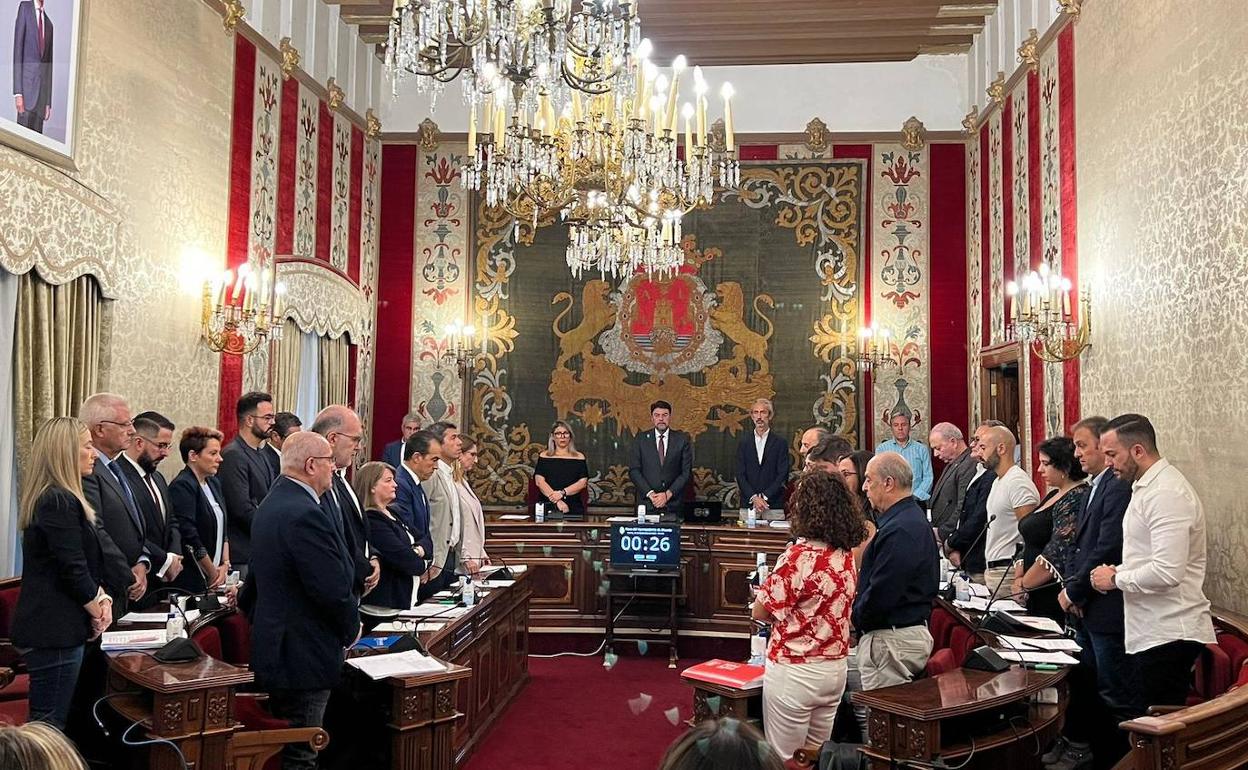 El pleno ha guardado un minuto de silencio en memoria de las víctimas de la violencia de género. 