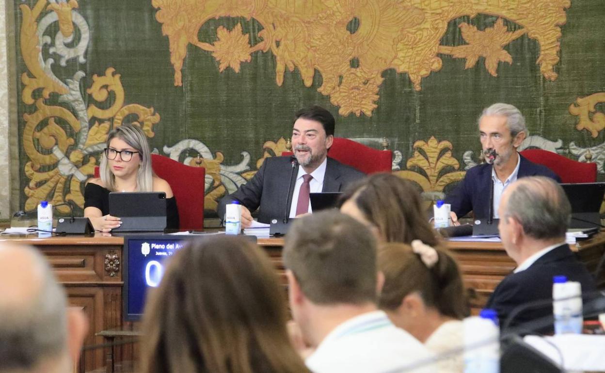 Mari Carmen Sánchez y Luis Barcala, en el pleno de este jueves. 