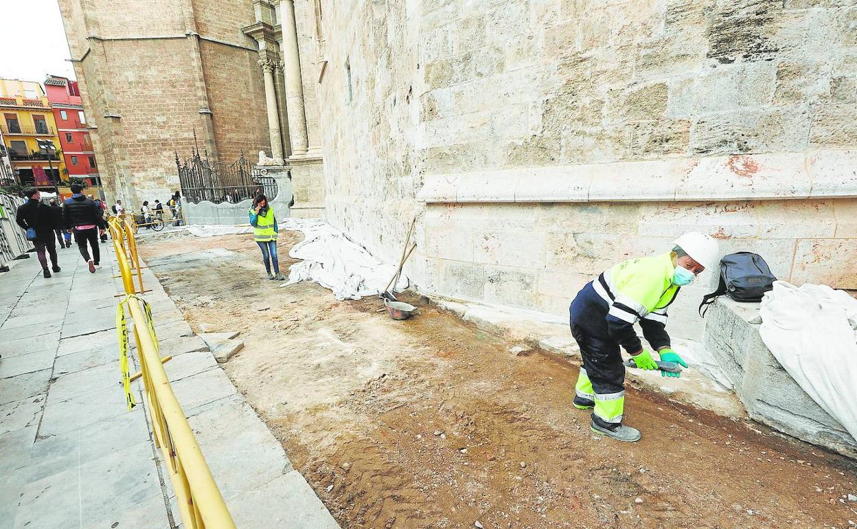 La arqueóloga de la plaza de la Reina denuncia que no pudo investigar todos los restos